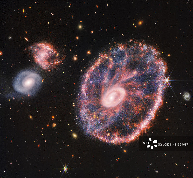 车轮星系，伴随星系，合成图像图片素材