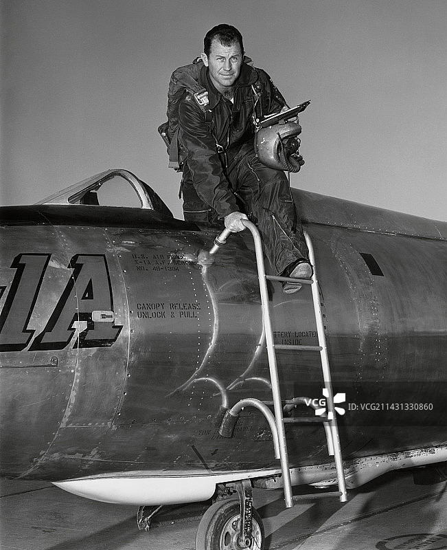 美国飞行员查尔斯·“查克”·耶格尔肖像图片素材