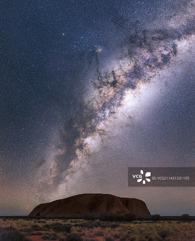 澳大利亚乌鲁鲁上空的银河图片素材