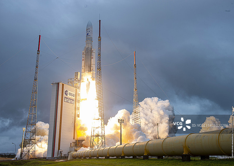 韦伯望远镜搭乘阿丽亚娜5号火箭发射图片素材