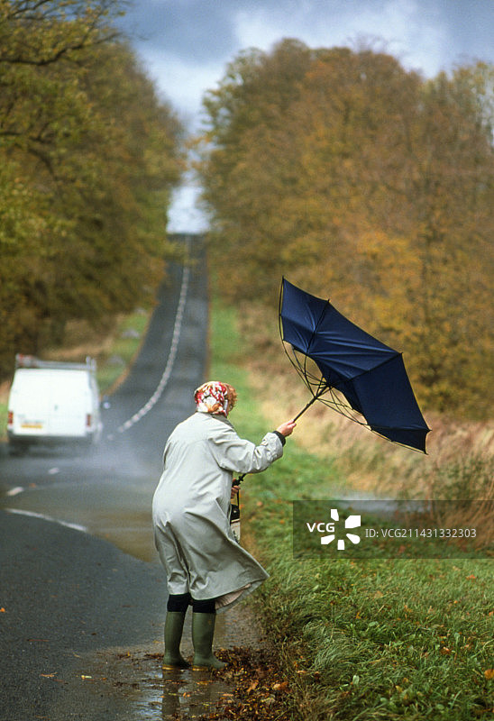 暴风雨中一位老妇人的身影图片素材