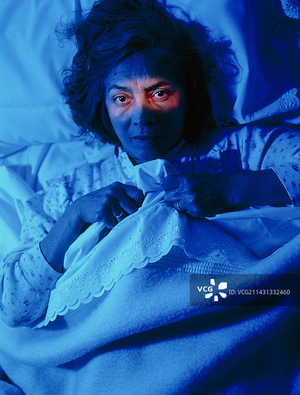 失眠：无法入睡的床上女子图片素材