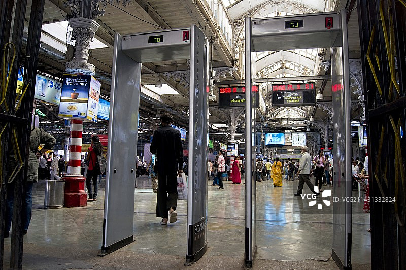 孟买车站的安检扫描仪图片素材