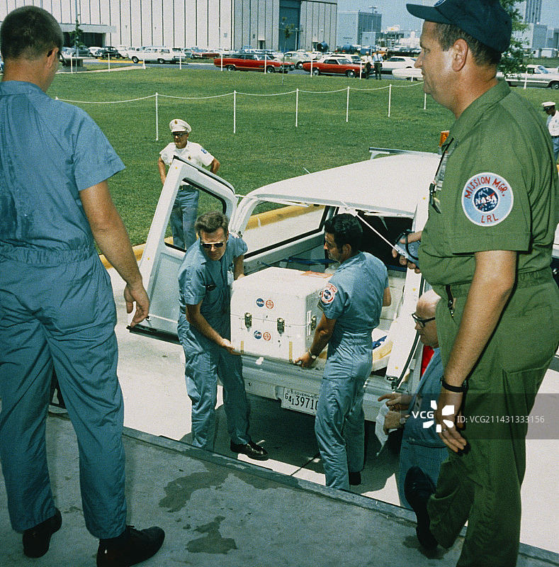 运送阿波罗11号带回的月球岩石图片素材