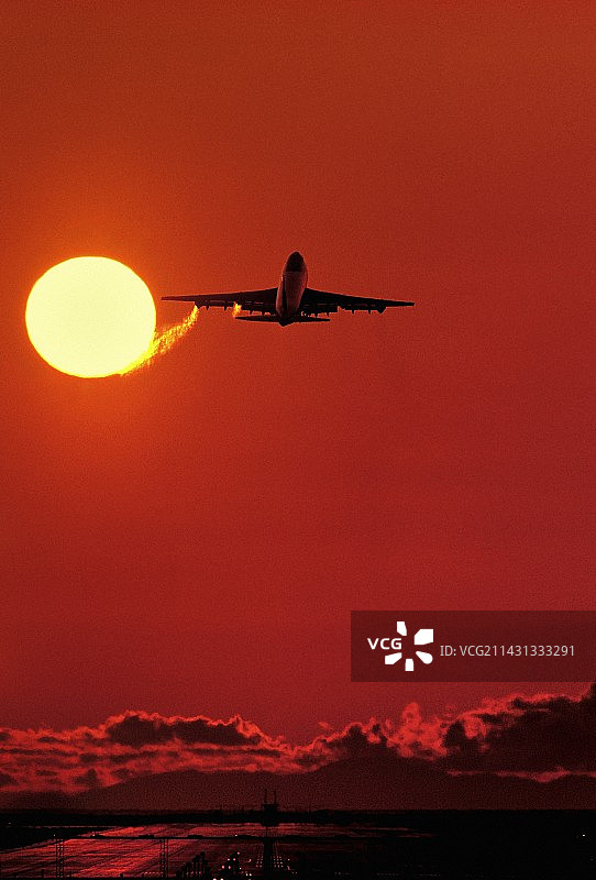 日落时分波音747客机起飞图片素材
