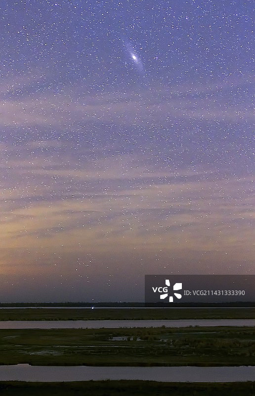 在巴拉那河上空的仙女座星系图片素材