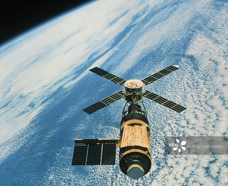 从天空实验室4号舱看到的空间站图片素材