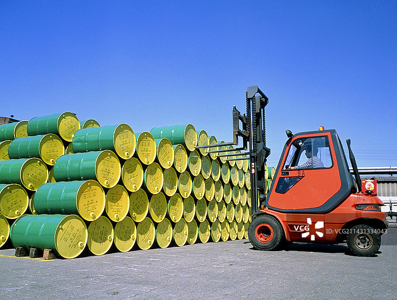 油桶仓库中的叉车图片素材