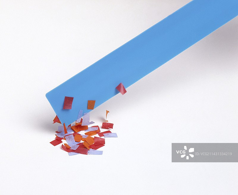 带电尺子吸附纸张图片素材