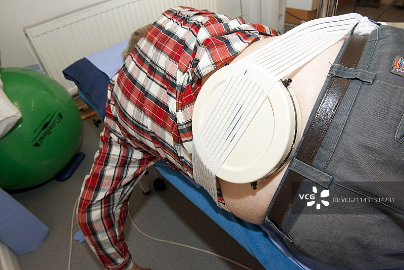 短波疗法缓解腰背疼痛图片素材