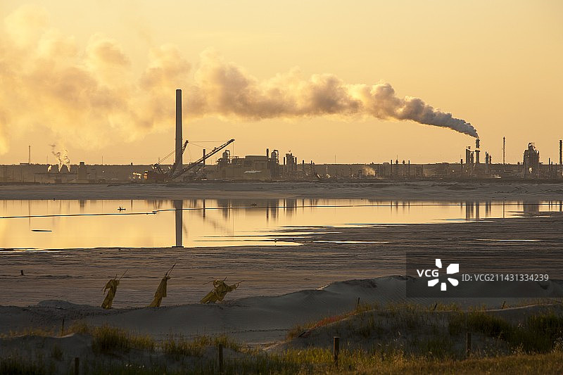 油砂矿中的尾矿池图片素材