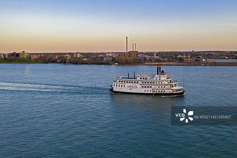 美国底特律日落时分的河船图片素材