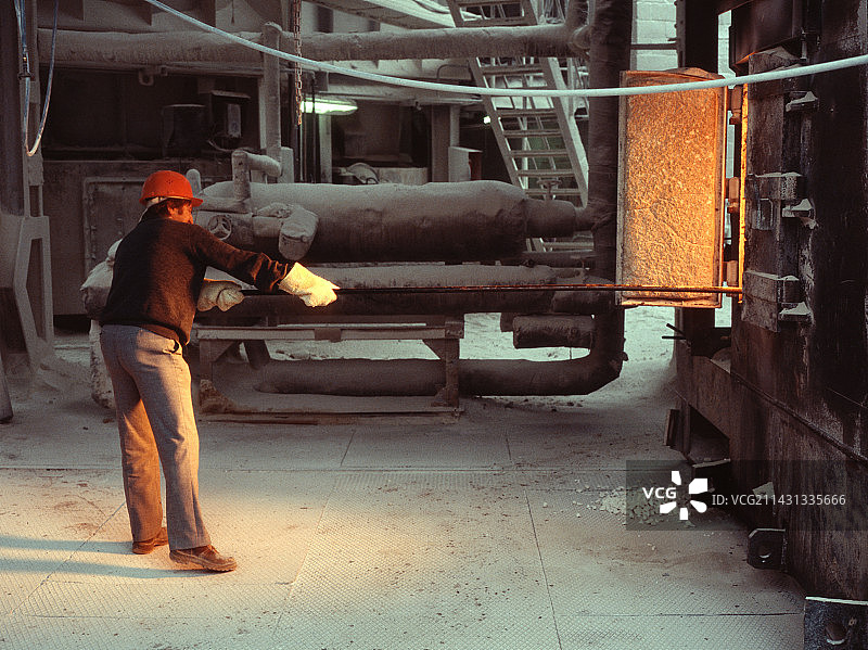 石灰窑操作员图片素材