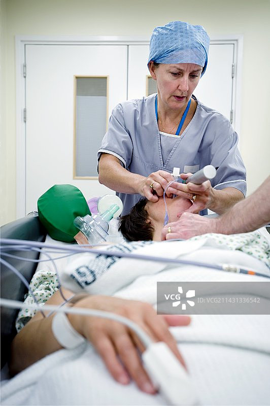 为病人进行气管插管图片素材