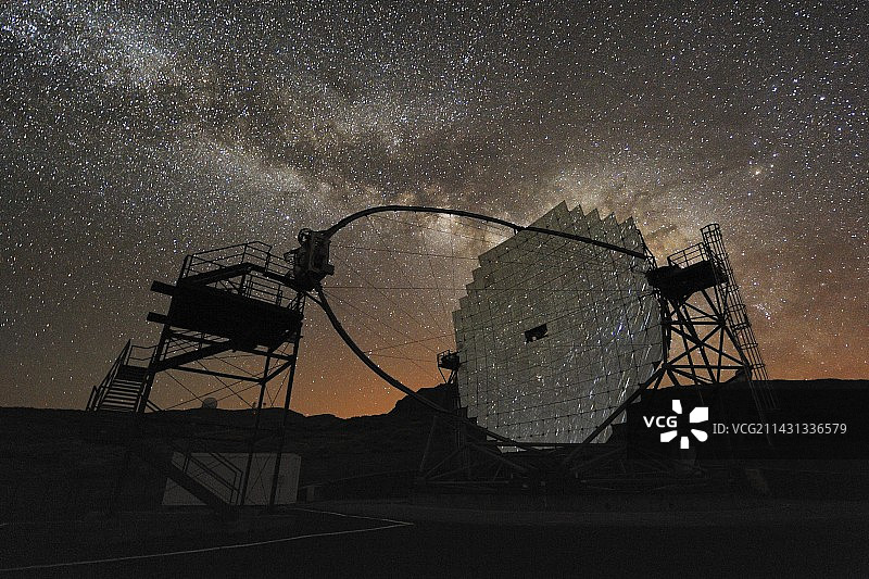 MAGIC望远镜和银河系图片素材