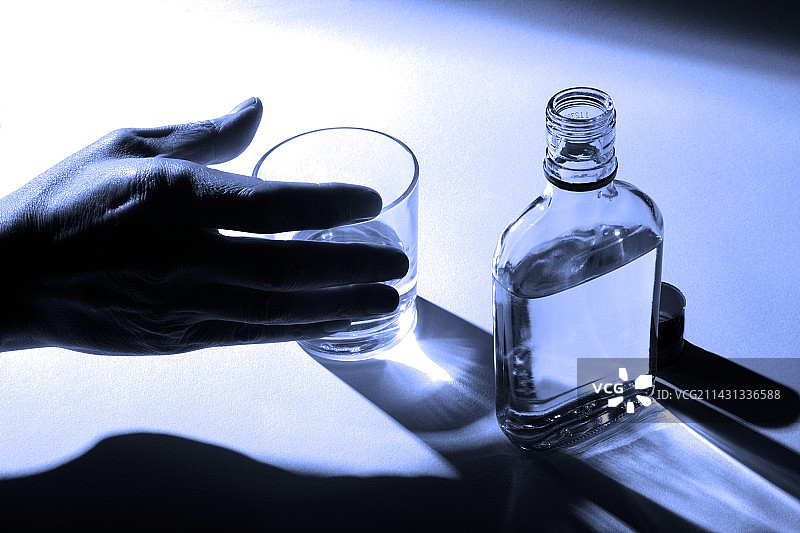 酒精成瘾概念图图片素材