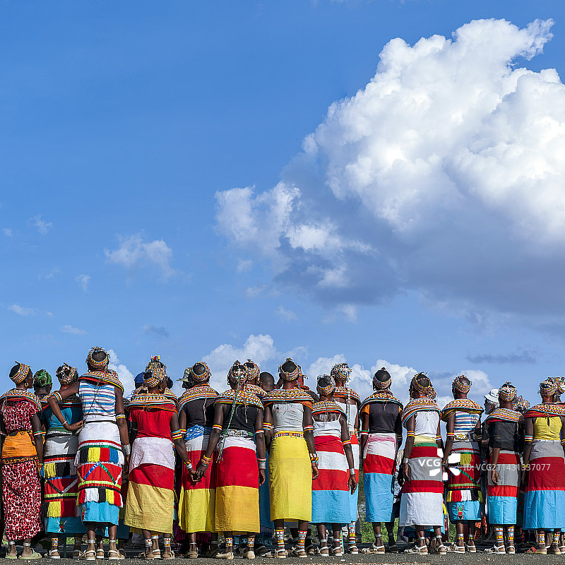 伦迪勒和桑布鲁的传统服饰图片素材
