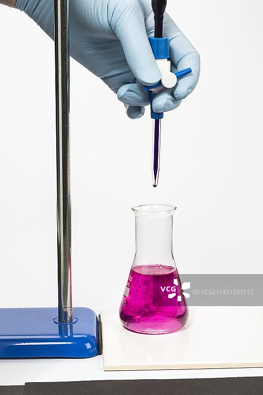 高锰酸钾(VII)的滴定图片素材