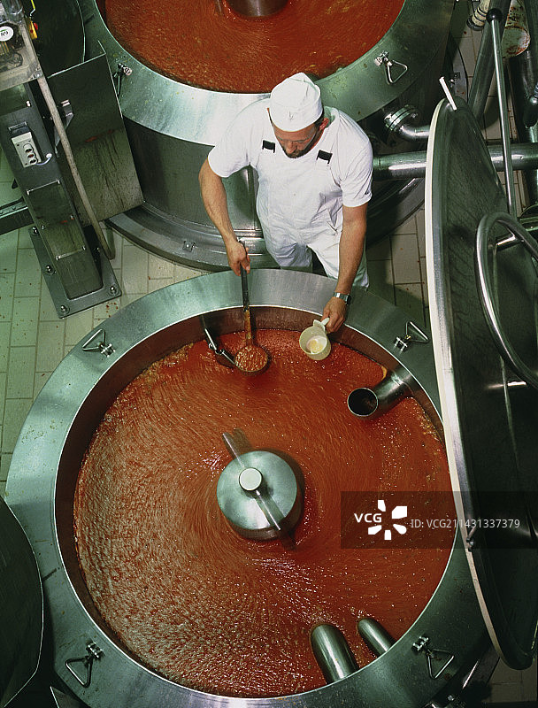 在容器中制作汤和酱汁的男人图片素材