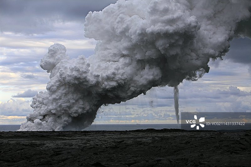 熔岩流入海洋图片素材