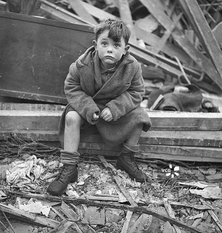 英国伦敦，二战炸弹破坏中的儿童图片素材