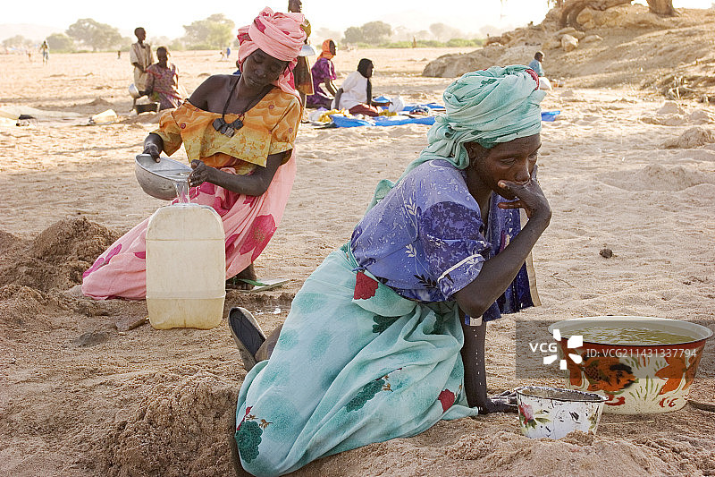 难民取水图片素材