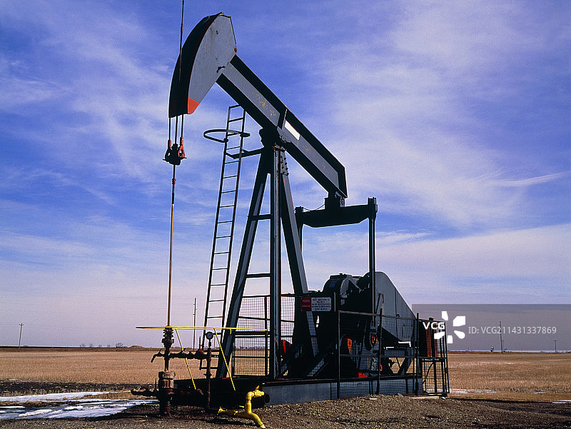 用于石油开采的抽油机图片素材