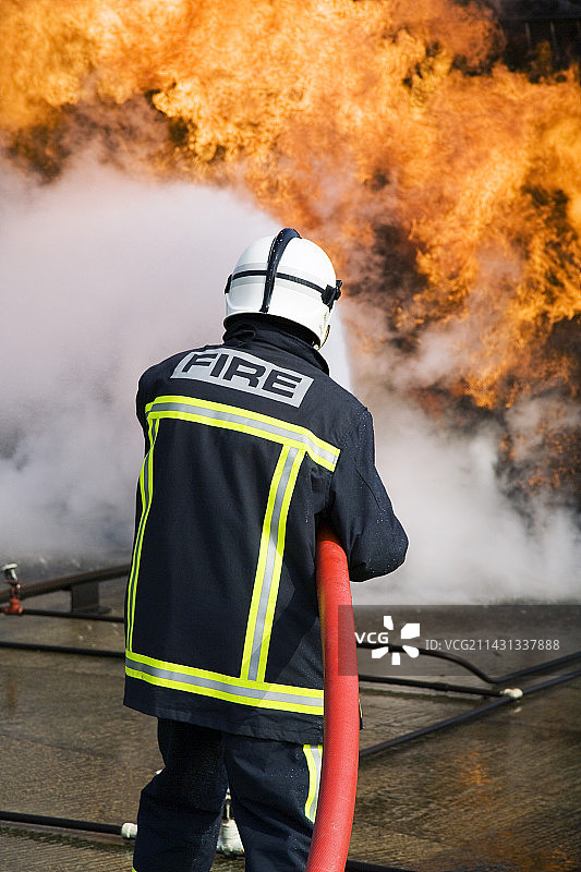 消防员灭火图片素材