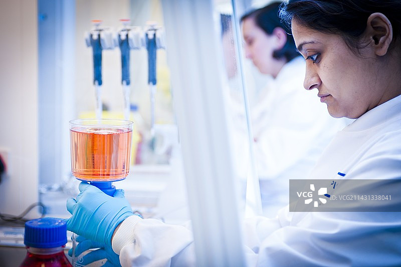 在通风橱工作的科学家图片素材