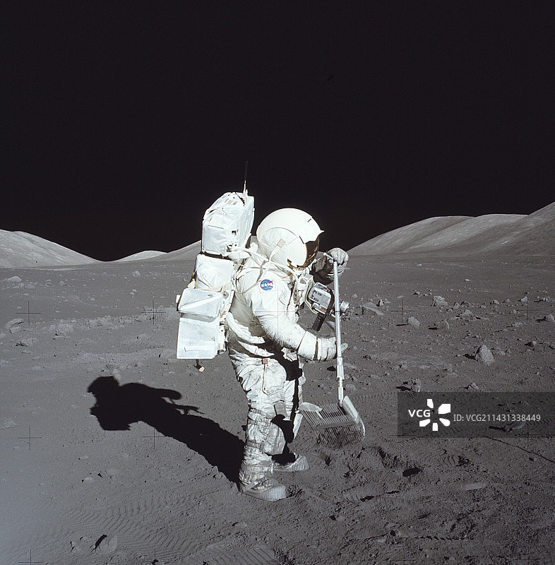 阿波罗17号宇航员采集月球岩石样本图片素材