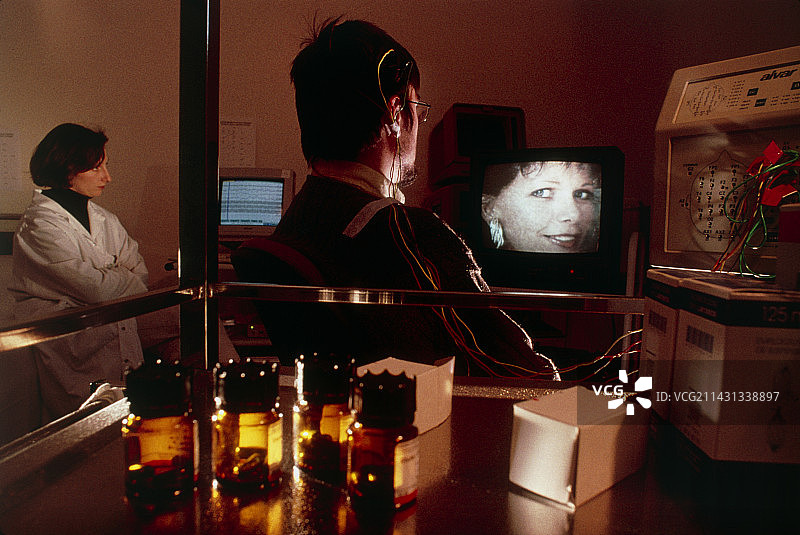 佩戴脑电图监测器进行记忆测试图片素材