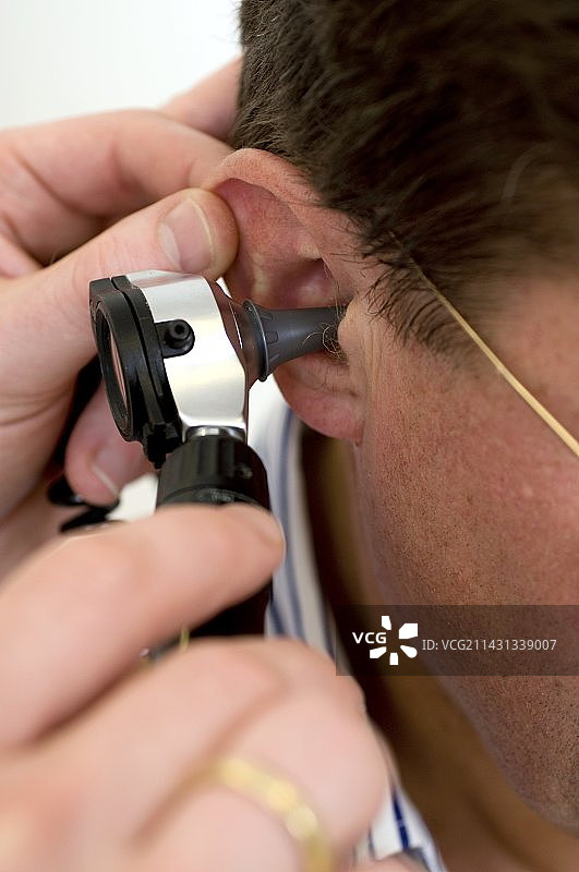 耳部检查图片素材