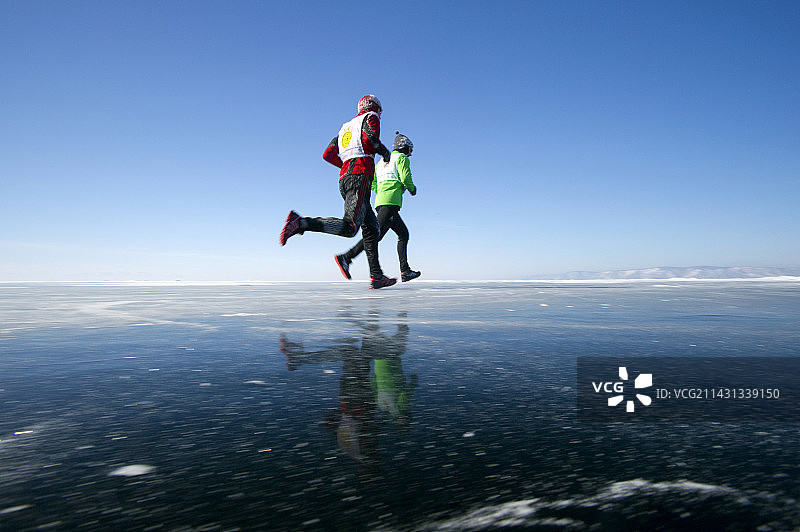 西伯利亚贝加尔湖马拉松赛跑者图片素材