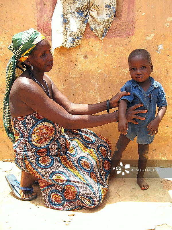 母亲抱着患有脊髓灰质炎的孩子图片素材