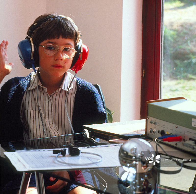 戴耳机接受听力测试的男孩图片素材