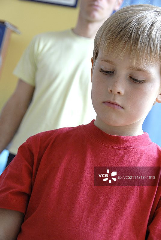 不开心的男孩图片素材