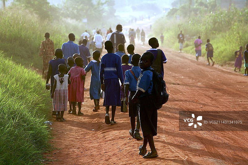 乌干达：走在路上的儿童图片素材