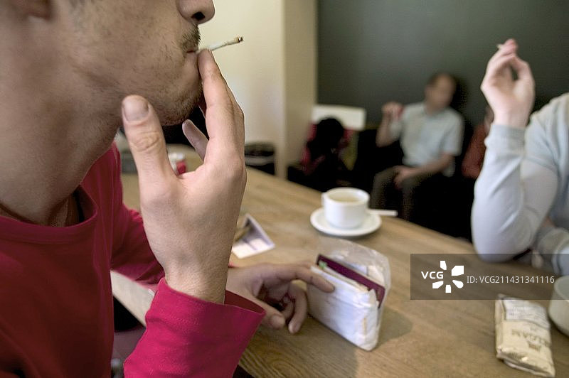 吸烟人群图片素材
