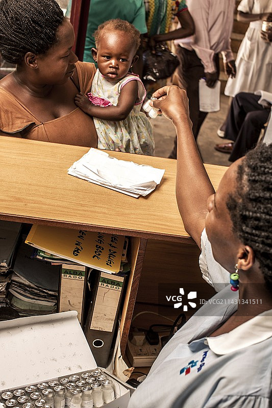 药剂师分发抗生素图片素材