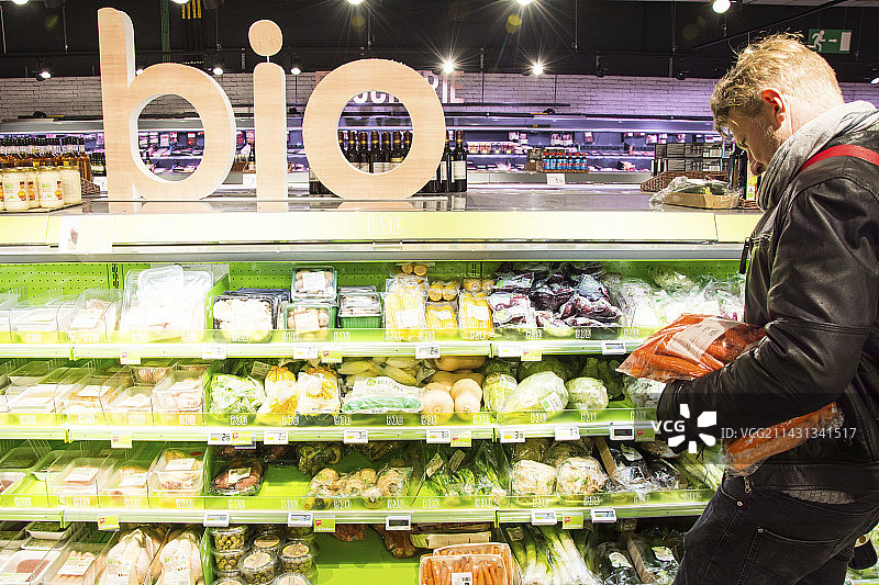 男人在超市购物图片素材