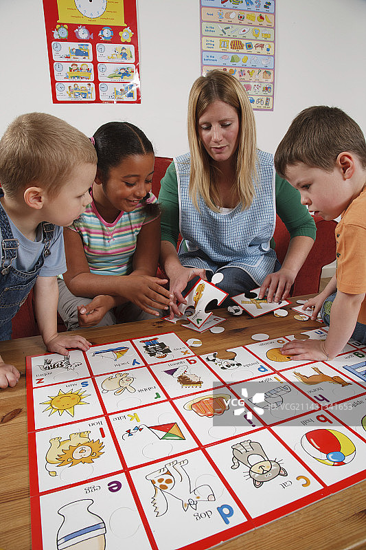 幼儿园护士与孩子们一起拼图图片素材