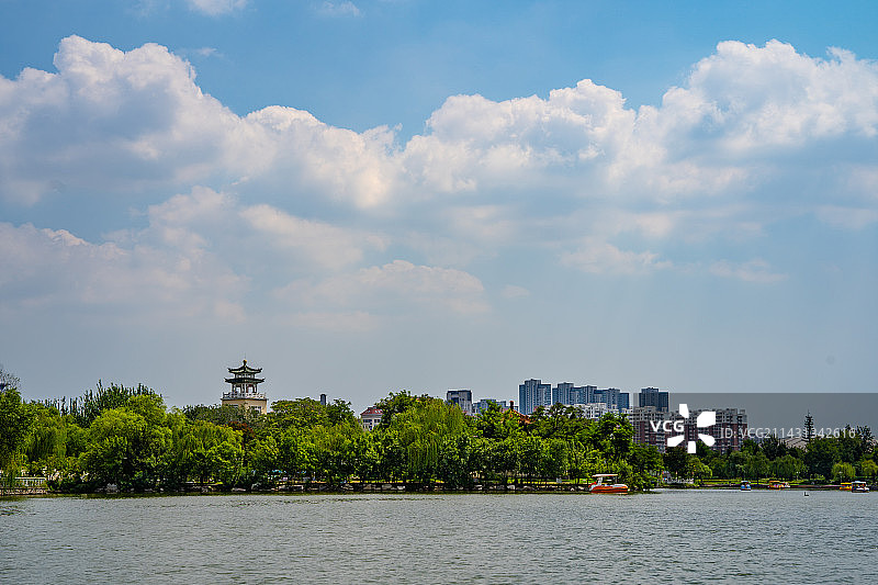 蓝天白云下的风光图片素材