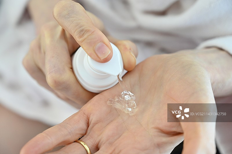 女人分发雌激素凝胶图片素材