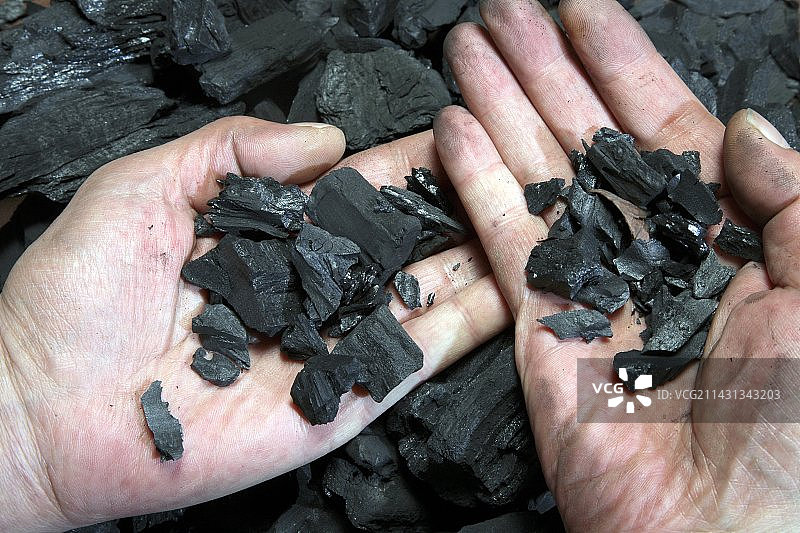 手持生物炭图片素材