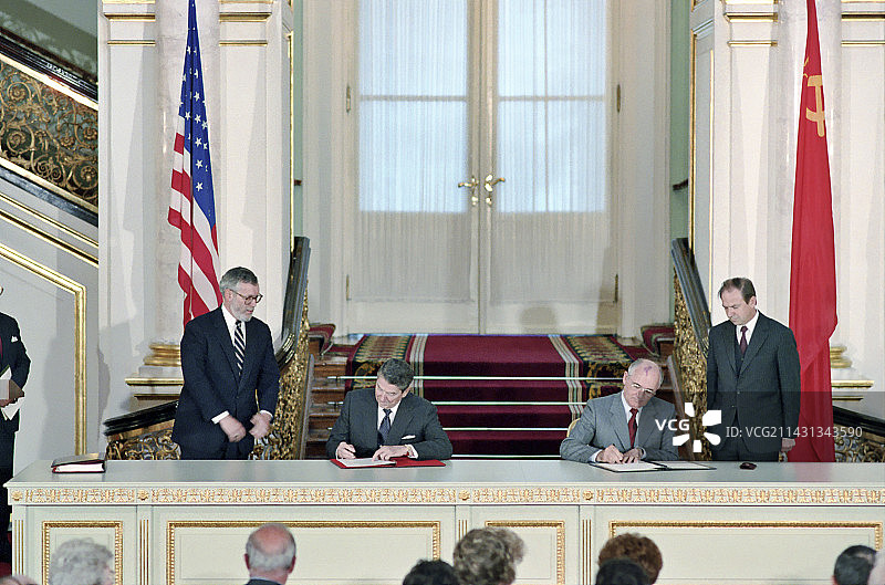 里根和戈尔巴乔夫签署《中导条约》图片素材