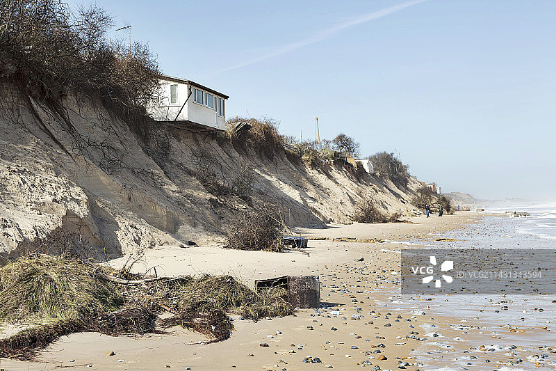 英国诺福克郡亨姆斯比的坍塌悬崖顶部房产,2018年图片素材