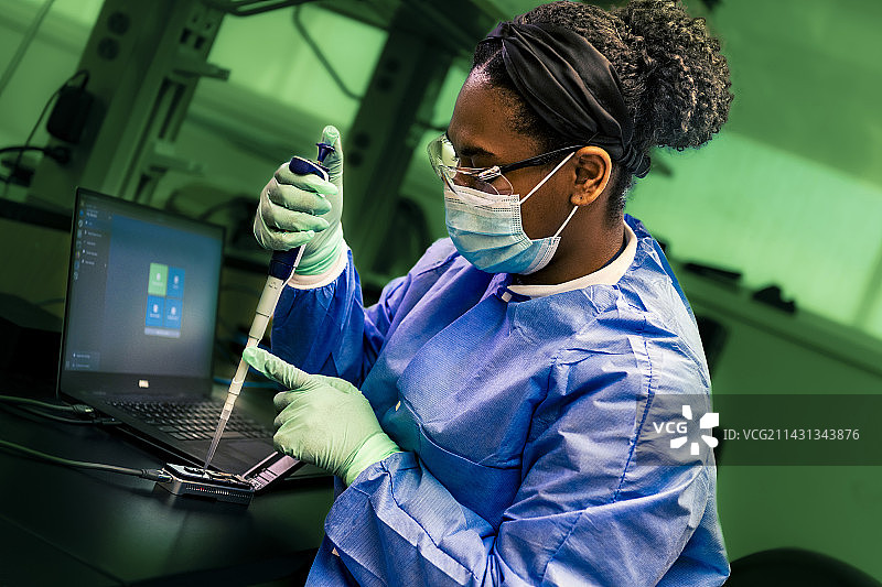 研究员准备便携式测序仪器图片素材