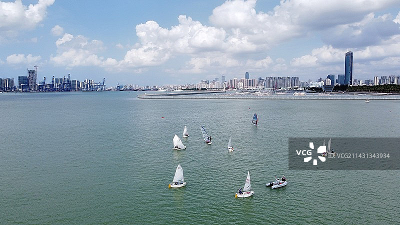 城市天际线与帆船图片素材