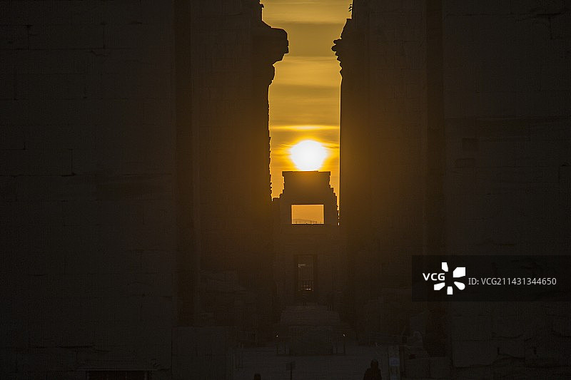 卡纳克埃及神庙的冬至日出图片素材
