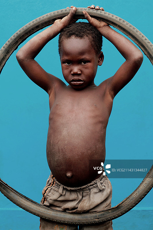 手持自行车轮胎的儿童图片素材